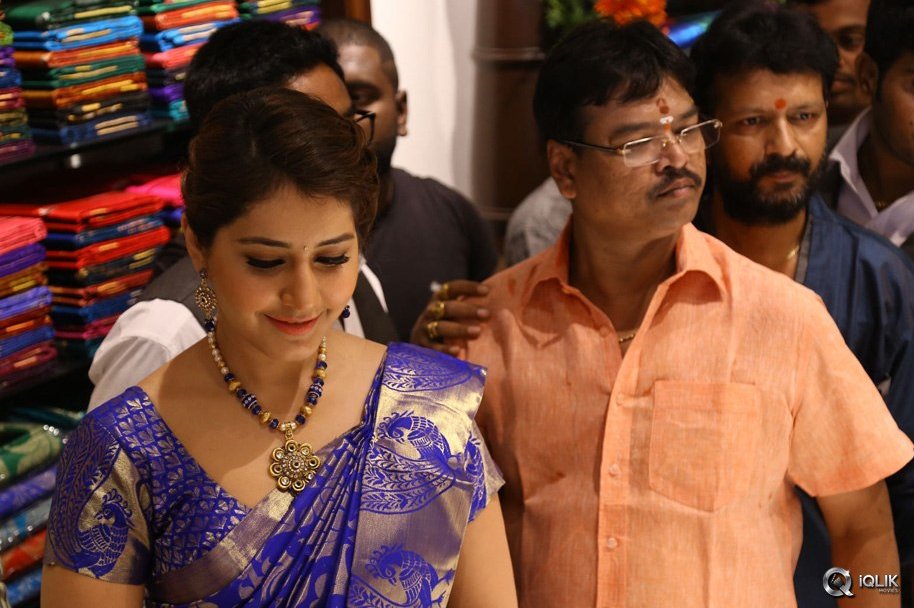 Raashi-Khanna-Launches-Kasam-Pullaiah-Cloth-Merchant-in-Warangal